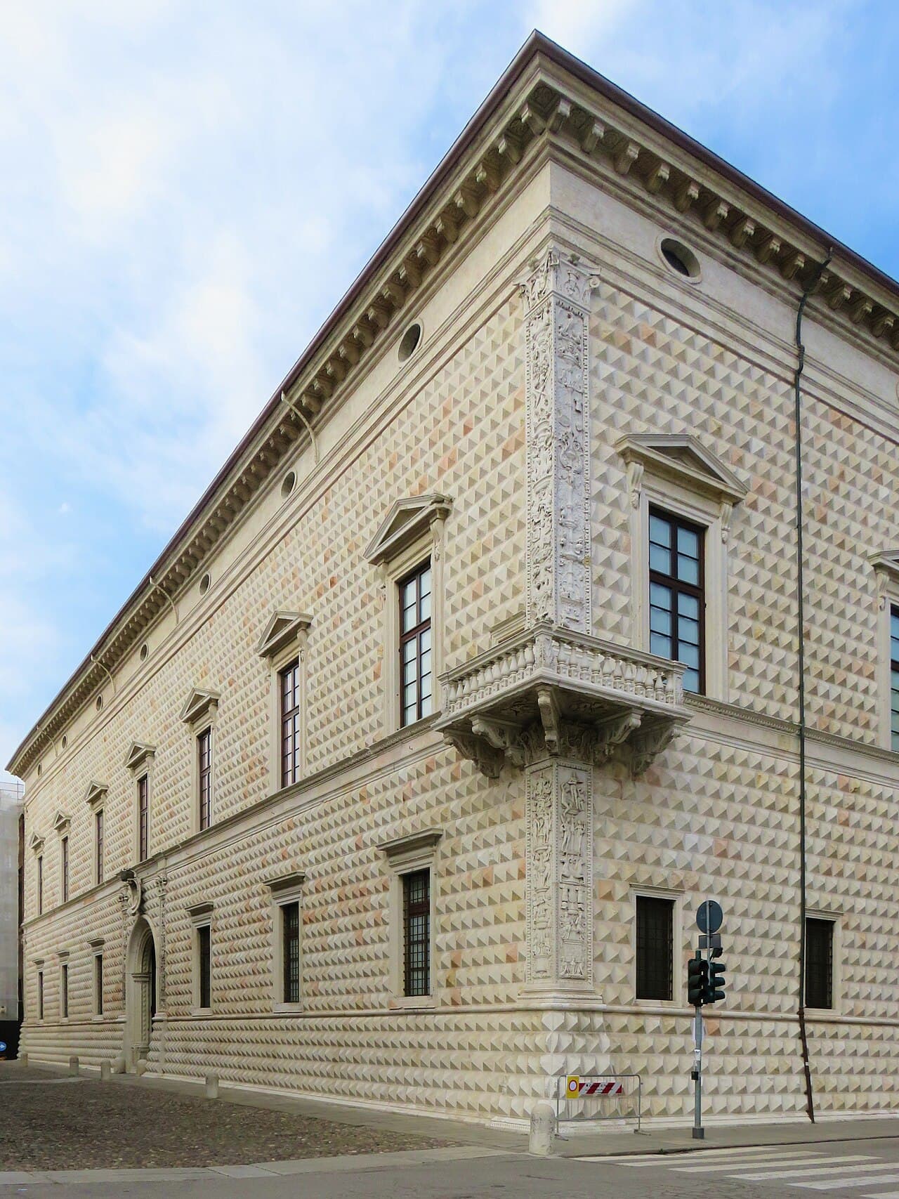 Palazzo dei Diamanti