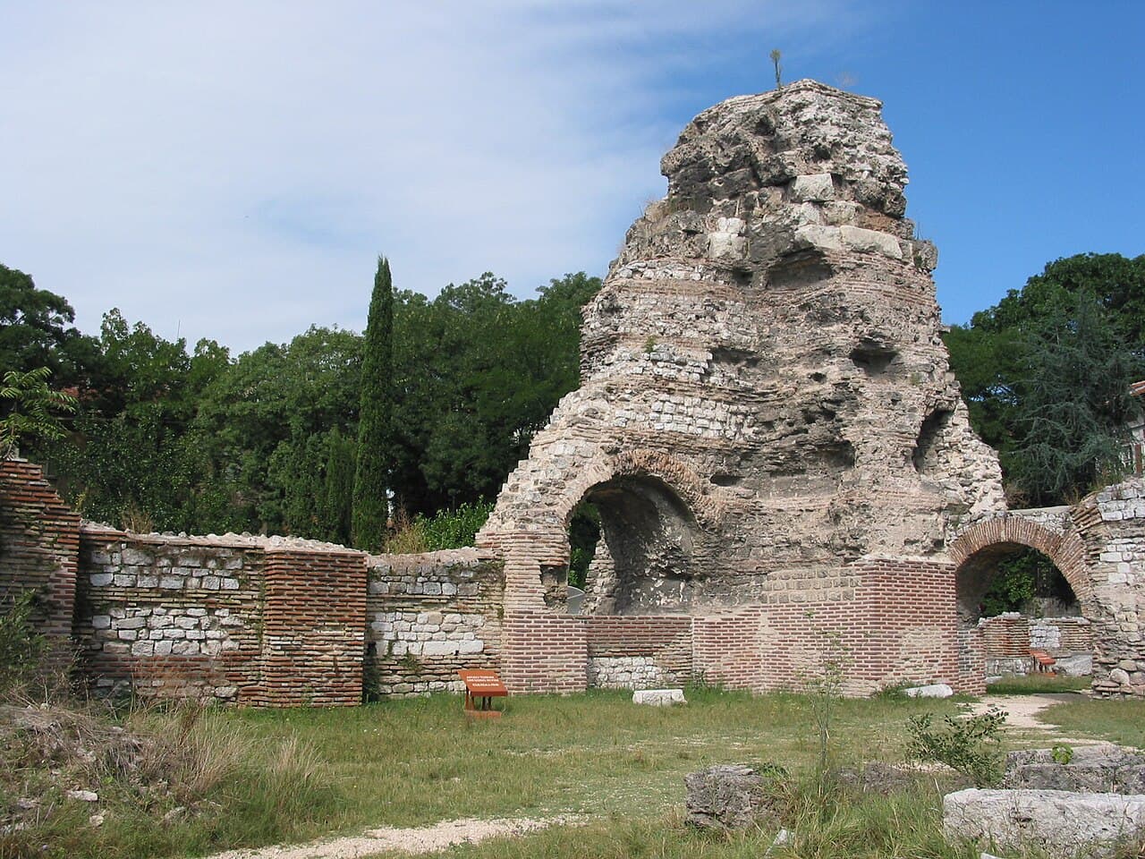 Roman Thermae (2nd-century baths, 7,000 sq m)