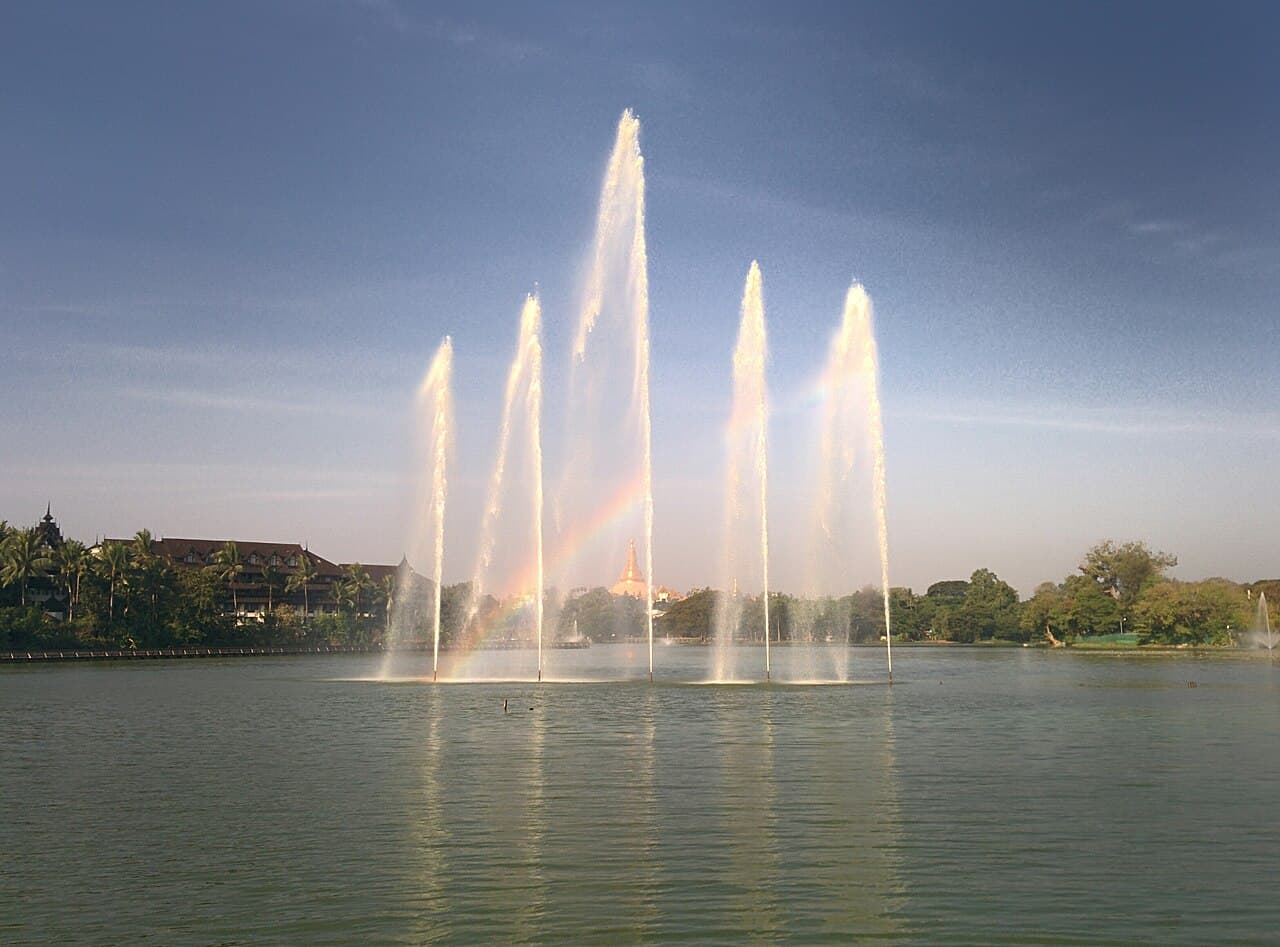 Kandawgyi Lake
